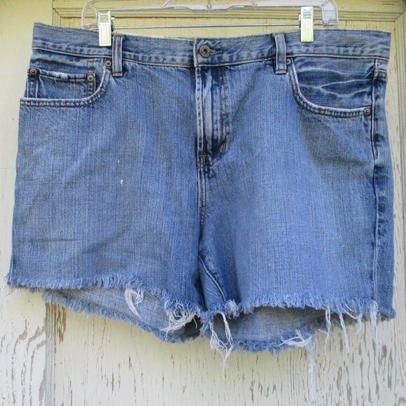 Gap Cut Off Light Wash Blue Jean Shorts Size 38 Men's / 30 Women's. SO CUTE!! - Picture 3 of 14